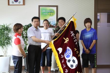 장안구 여성축구단 우승기 및 우승컵 봉납